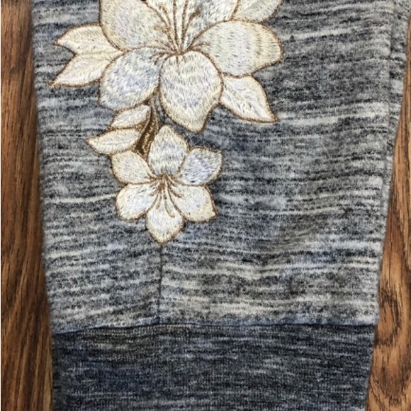 vs pink rhtf size large floral embroidered set make sure you read below 👇 - Picture 9 of 11